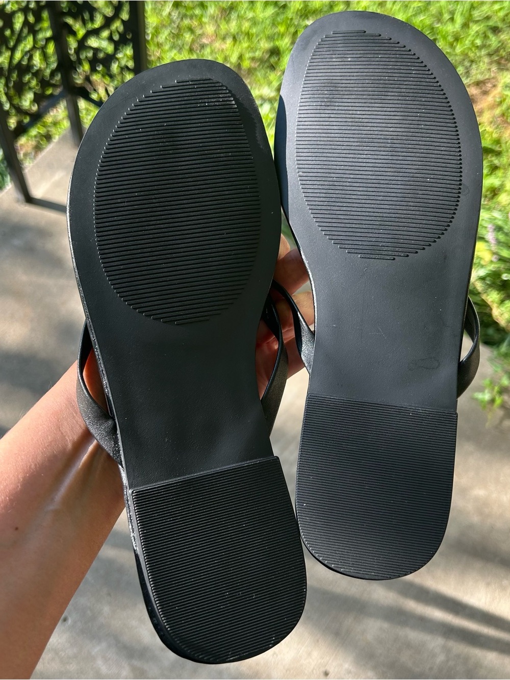 Torrid Black Leather Flip Flops 11WW NEW Sandals - Picture 2 of 3